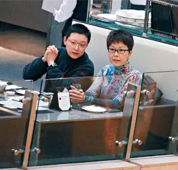 女星关菊英拟与亿万富婆登记结婚 爱人周伟利曝光