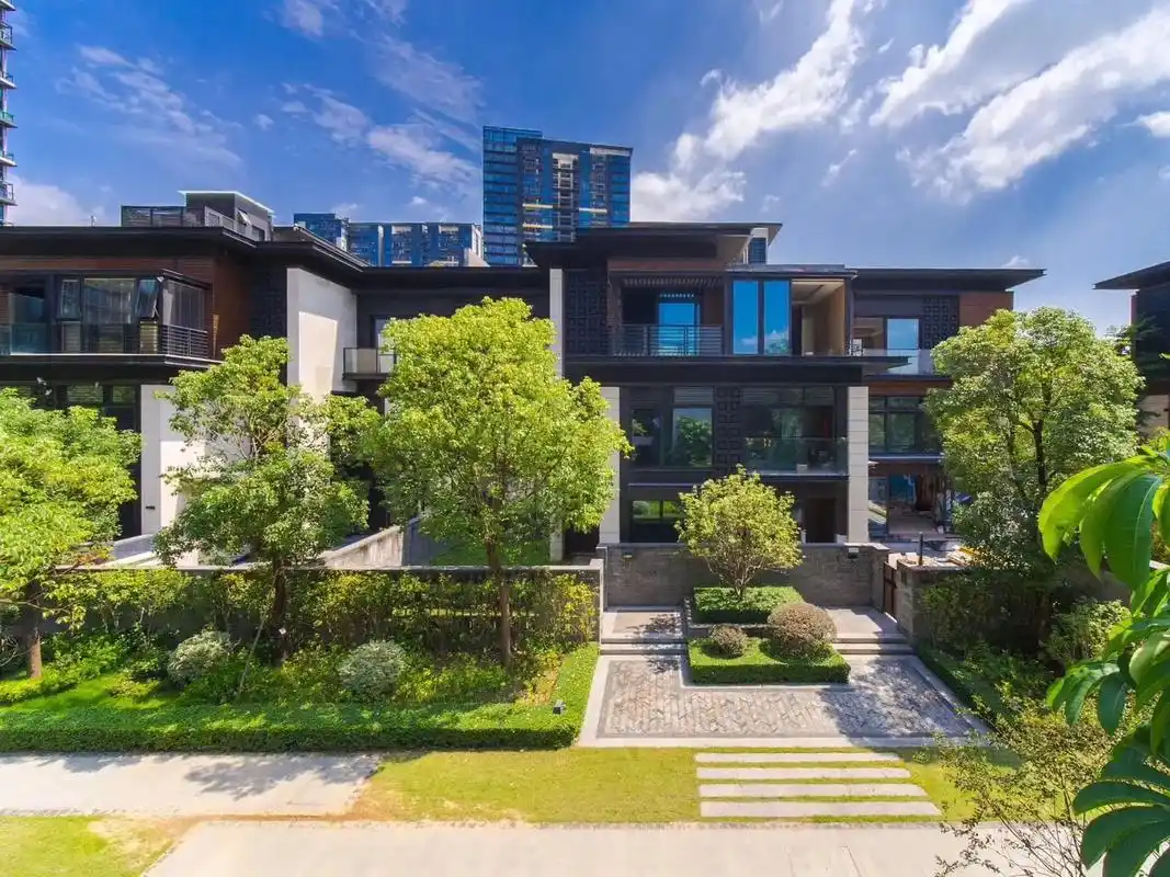 华侨城 香山美墅 联排大别墅 走起.前花园100平后花园20 - 抖音