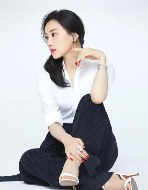 朱子岩客串出演《河神2》戏份出彩,写真演绎干练优雅职场风