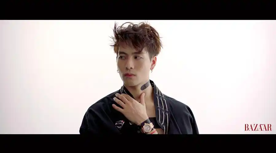 王嘉尔碎发长刘海造型##芭莎王嘉尔速运##时尚芭莎十二月刊