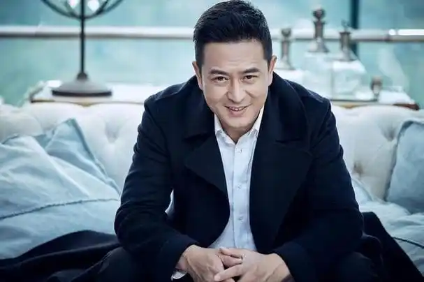 张嘉译在现实中,是个本本分分的好演员,生活上总共有过两段婚姻.