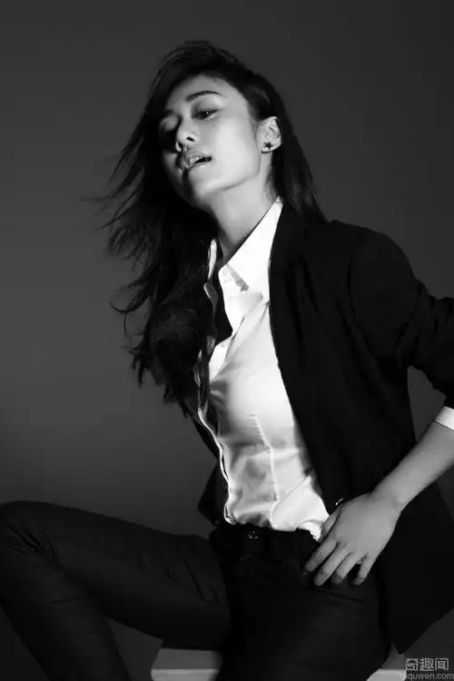 刘芸职场女性黑白写真  展现独特的别样魅力