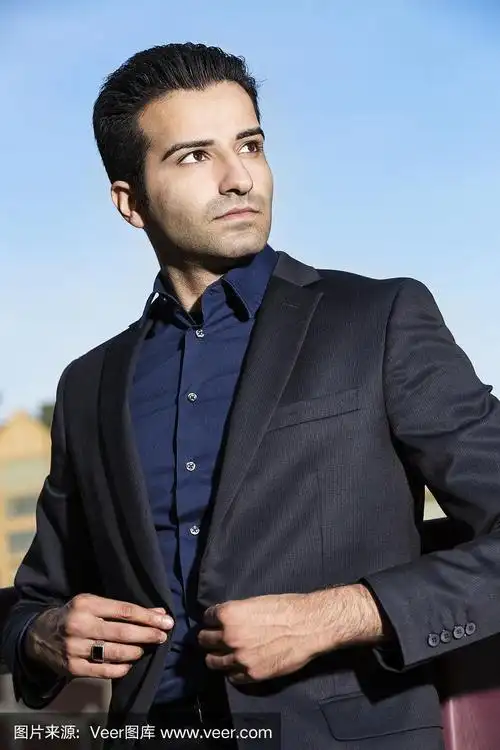 时尚的波斯男人在户外