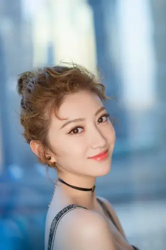 景甜再现卷毛丸子头穿印花长裙大气不失甜美