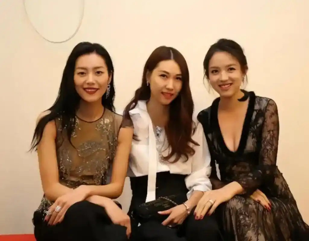 世界小姐张梓琳和中国第一超模刘雯的同框,两位的时尚张力都很强.