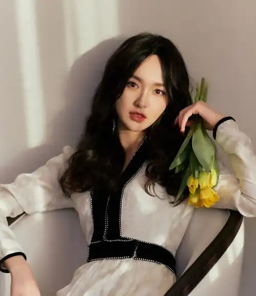 唐嫣终于舍得换造型啦看惯了她的三七分发型近照美得挪不开眼