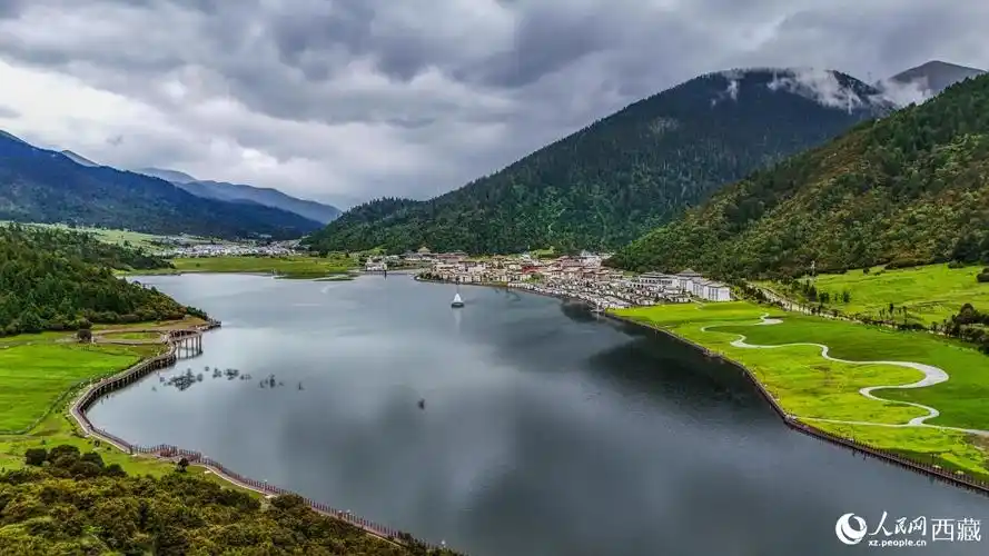 图为航拍鲁朗小镇和贡措湖风光.