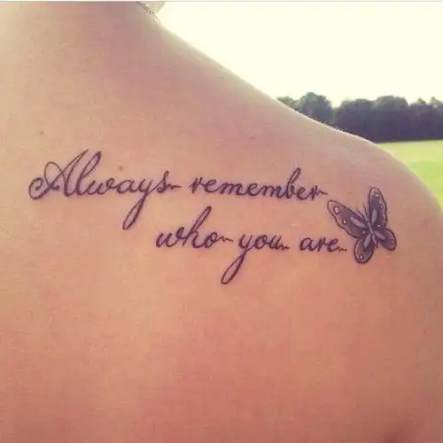 女生后背英文字母性感纹身图片