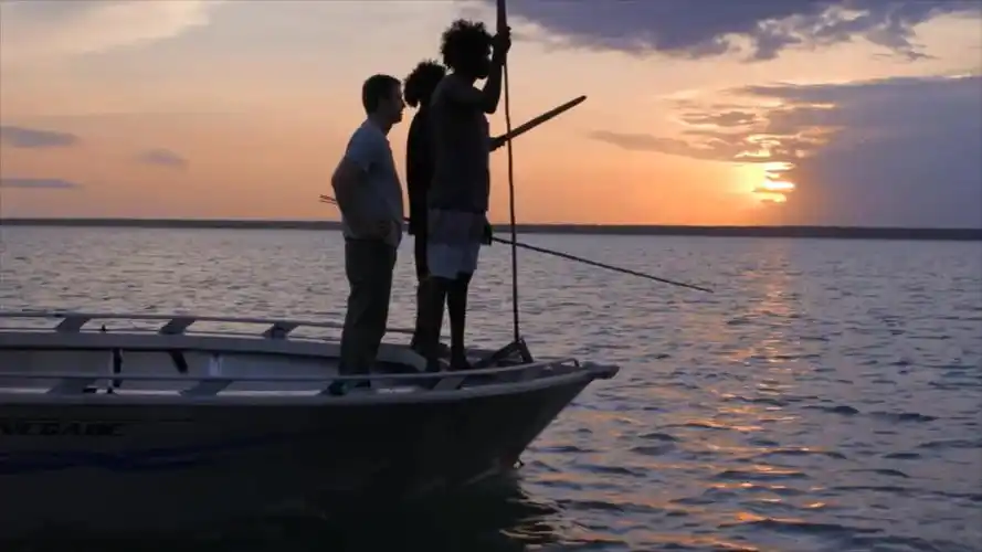 渔民传统捕鱼方式,一叉就是一条鱼,简直就和玩一样_哔哩哔哩_bilibili