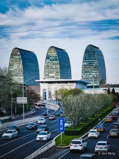 清晨的拥堵的西直门大桥