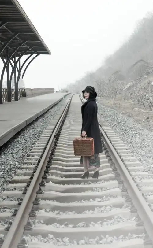 策划/后期:默默  出镜:小雪     拍摄地:宽甸河口   一个人的车站再走