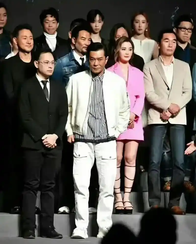 古天乐已经53岁,年龄应该比四大天王年轻态,但从合影看,感觉比刘德华