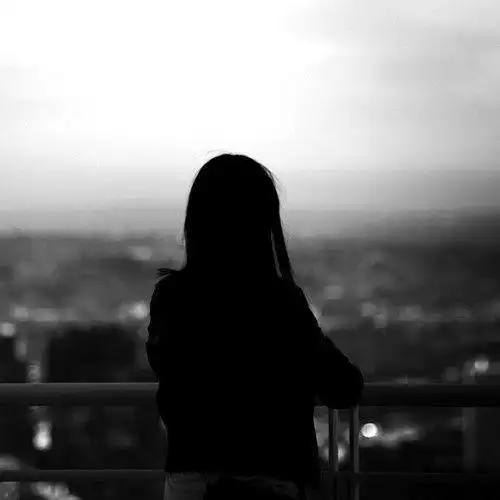 jpg,500x500,233kb,255_255单人背影伤感图 每个逗我笑过的人离开我