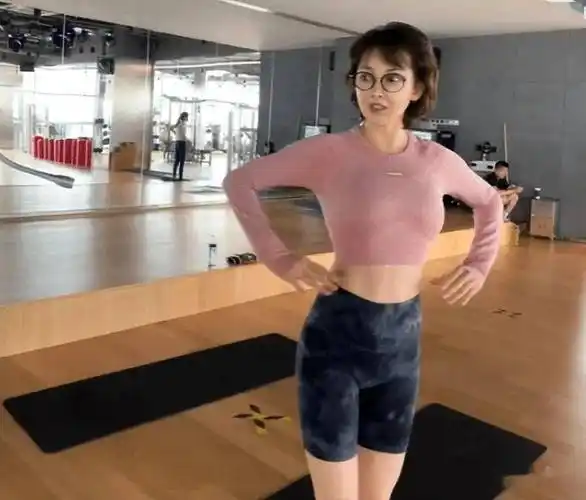 50岁牛莉健身房健身,与教练眼神暧昧,被男教练摸遍全身引热议_网友_好