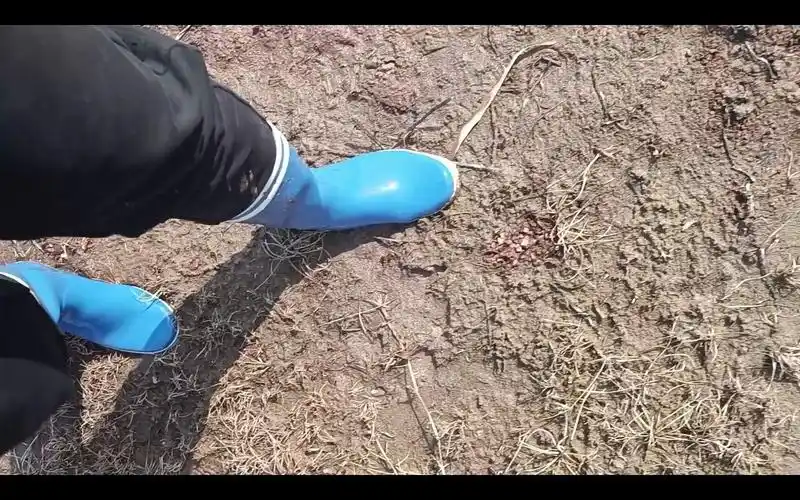 深蓝色雨靴河边踩泥 3