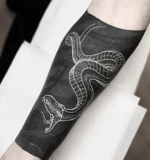 为了遮盖图案的最终效果,纹身师也可能要求将黑色部分进行二次刷黑.