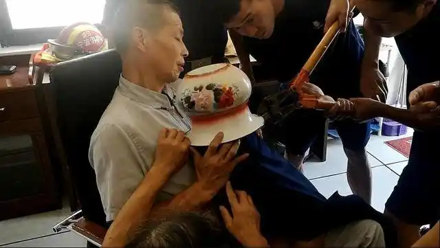 你小时候有没有干过?余姚一名"熊孩子"将痰盂当帽子套在了头上