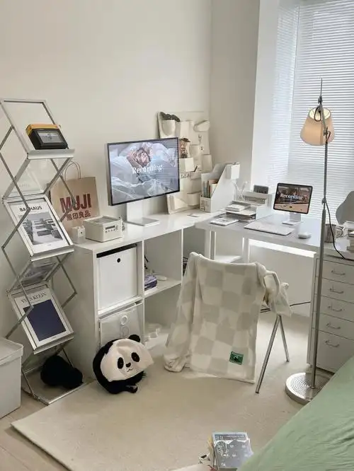 书桌日常一人居靠窗白色ins风书桌布置
