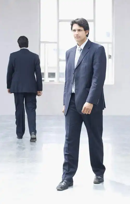 两个人,同事,商务人士,商务男性,走,竖图,室内,白天,正面,衬衫,成功,