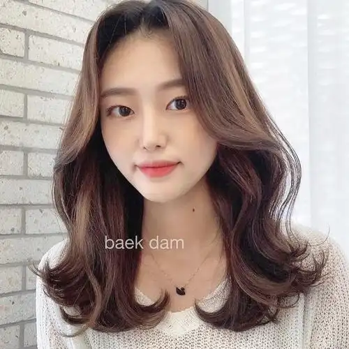 宋慧乔新画报中长发美翻!随性蓬松感修饰脸型