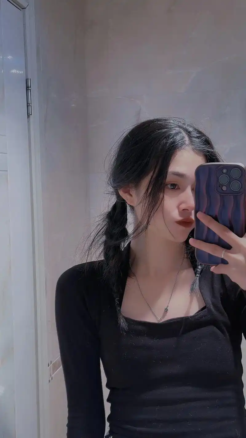 机车女孩.16岁的时候因为一眼,暗自喜欢一人三年.19岁的时 - 抖音