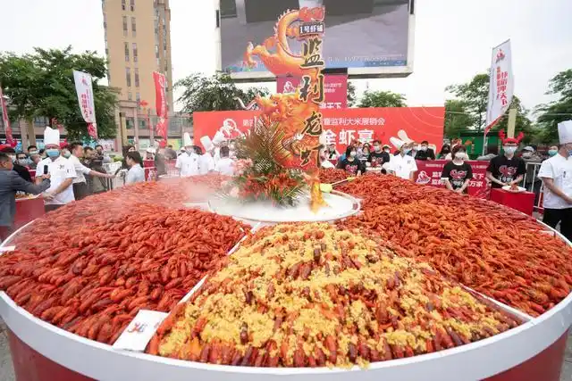 5月20日拍摄的第四届湖北·监利小龙虾节活动现场.新华社记者 熊琦 摄