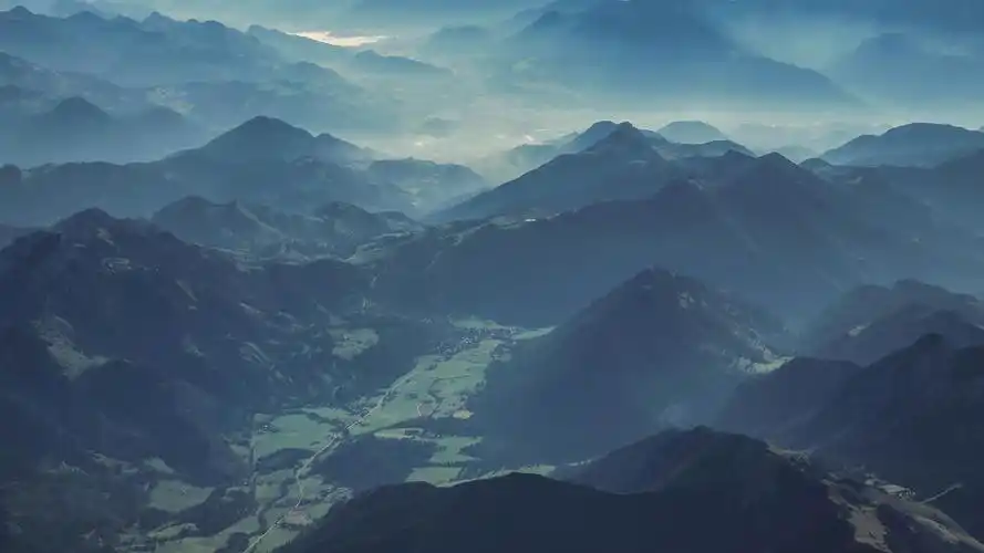 蓝色旅游浪漫山川河流景观阳光弥漫背景图片