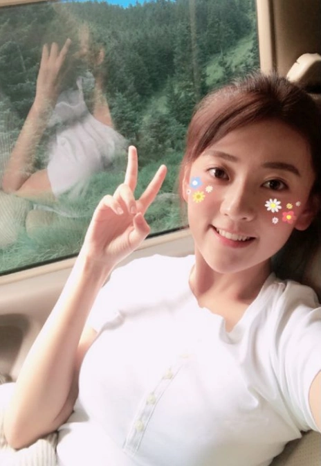 为何梁洁一直画淡妆?看到她浓妆的造型后,你就明白了