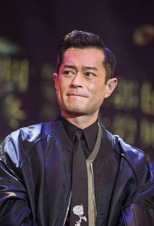 娱乐圈不老男神古天乐的西装打扮,小搭配玩转大花样,成熟大方