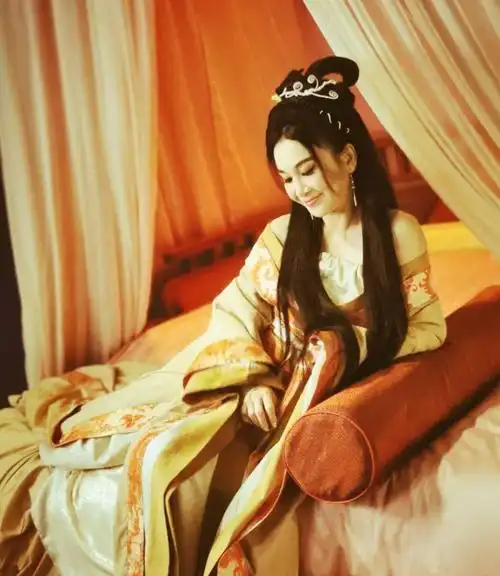 下图照片中,温碧霞穿了一件一字肩性感的古装裙,温碧霞又扮妲己,精修