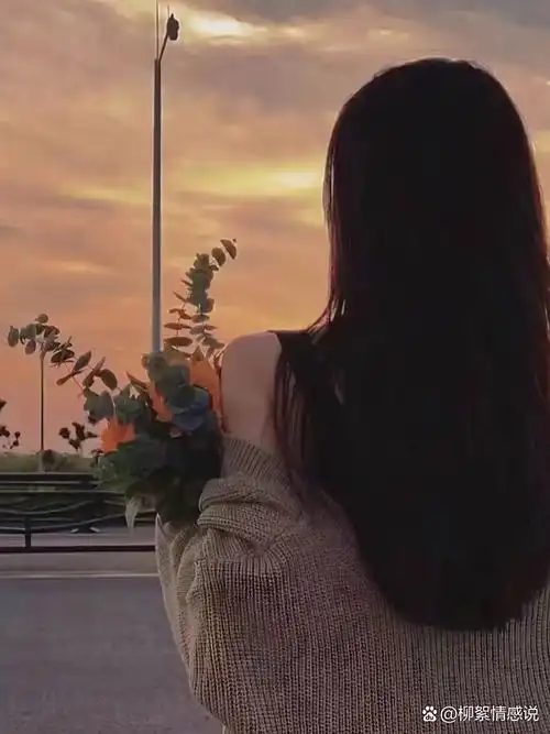 他站在那幅名为《等待》的油画前,看画布上穿杏色风衣的女人背影,正