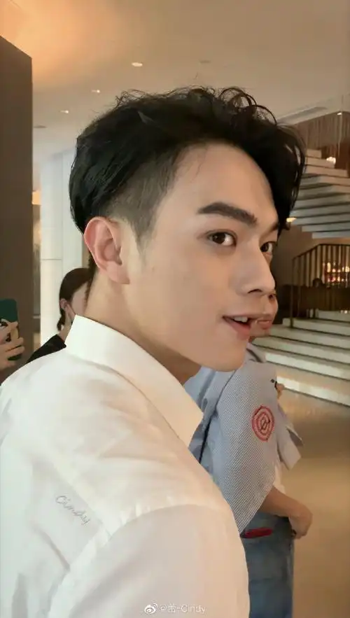 许凯soso[超话]# 190826 绝美侧颜只服许. 来自蕾-cindy - 微博