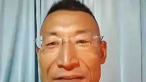 领着低保的另类网红奥利给大叔如果不是饭碗谁愿意当个小丑