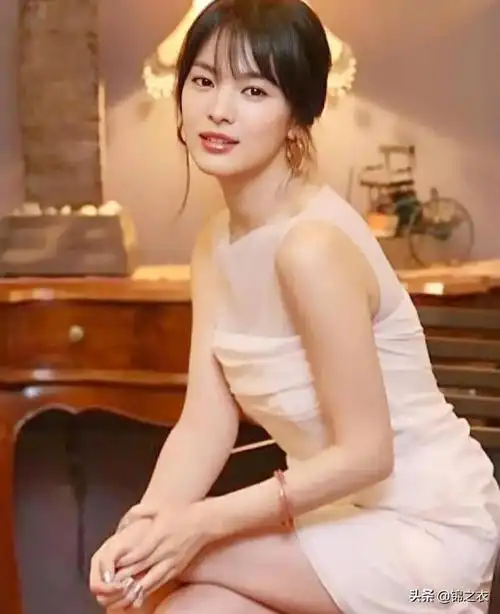 年轻时的宋慧乔美丽而又时尚