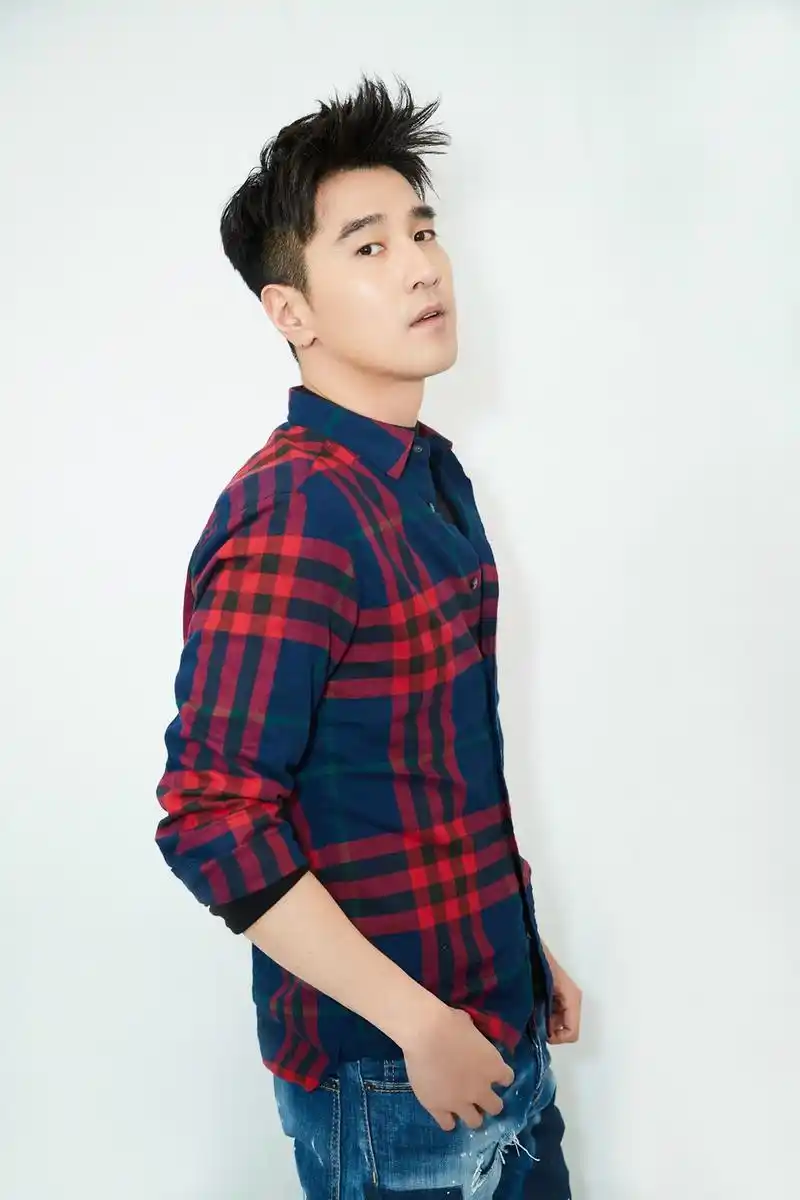 赵又廷最新光影大片曝光 格纹衬衫休闲有型_高清图集_新浪网