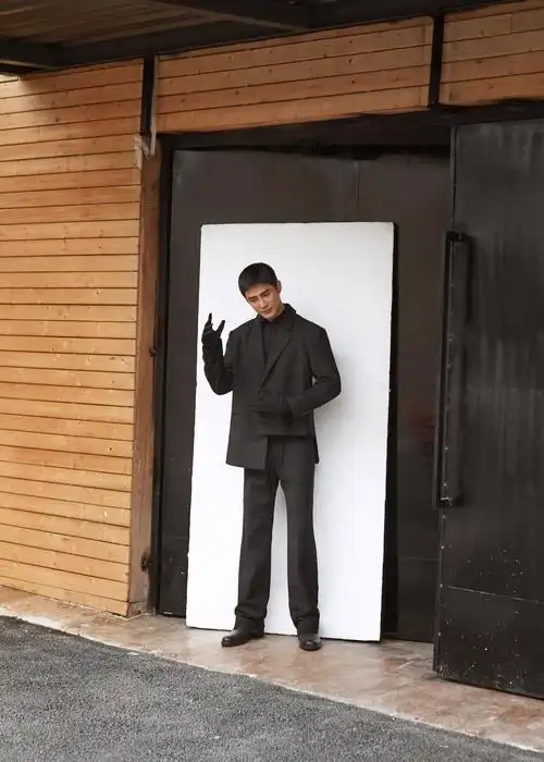 近日,姜潮曝光一组全新写真,全身黑色西装酷范儿十足.