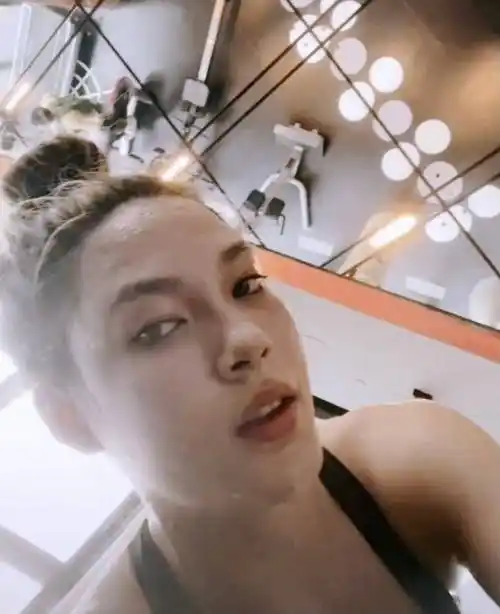 原创谷爱凌沉迷健身跑步满头大汗自拍晒照18岁身材火辣皮肤紧致