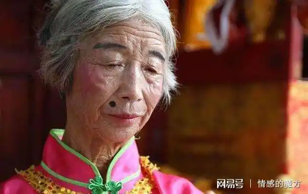 老人景区扮丑走红!背后原因令人心酸!