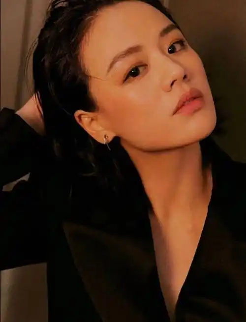 被瘦了30斤的马思纯惊艳到!穿黑色套装配利落短发,骨相美真绝