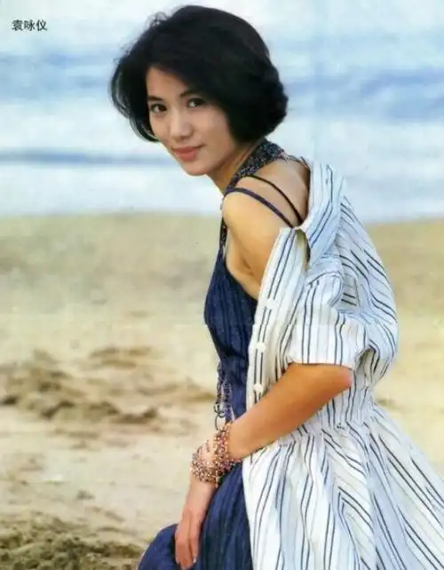 袁咏仪后来参演电影《国产凌凌漆》影片中扮演短发造型的女杀手惊艳了