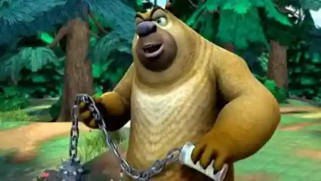 熊出没熊二和光头强拿着伐木流星锤的武力较量