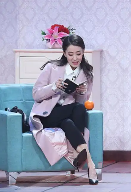 她是冯巩的爱女因春晚跷二郎腿走红如今34岁为贾玲打工