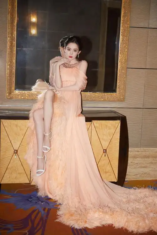 网络视听盛典明星工作室出图##娜扎拖尾羽毛长裙好优雅