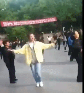 景甜与大妈们一起跳广场舞.这画风真是跳转太快跟不上啊!