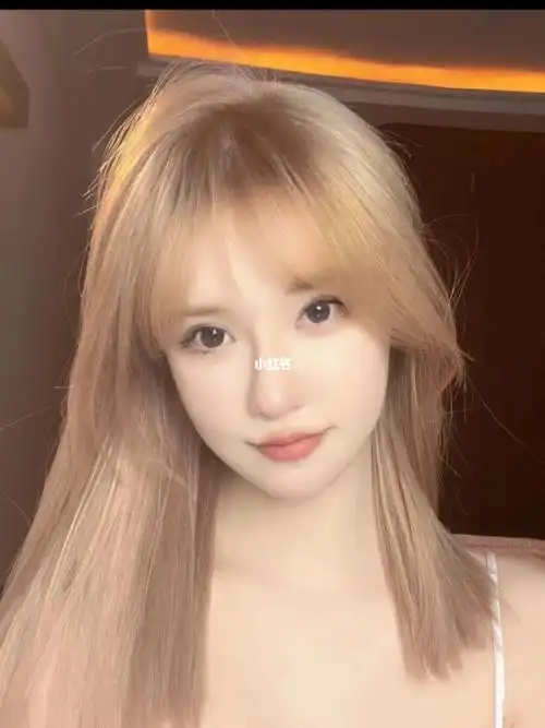 [彩虹r]发色:头发发色是亚麻色 带米金色