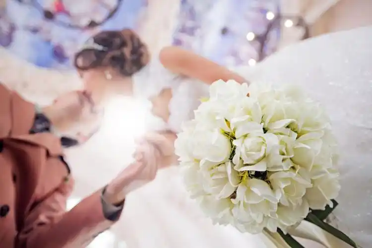 婚礼现场的接吻姿势有哪些?怎么才比较浪漫优雅?_婚礼策划_婚纱季