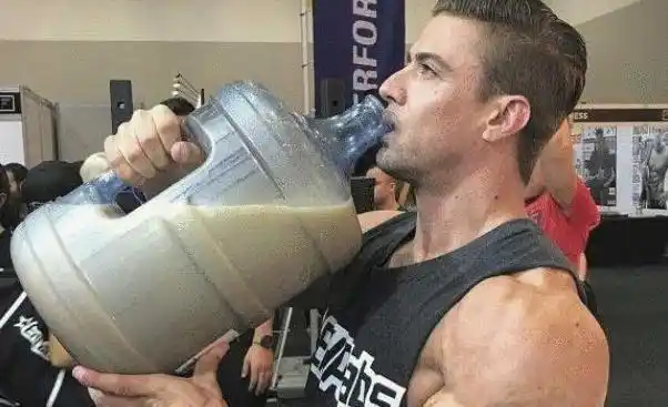 吃蛋白粉健身好处和坏处有哪些当停止吃蛋白粉后肌肉会变怎样