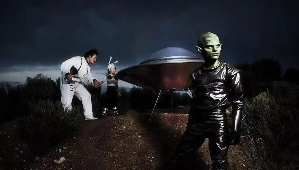 如果中国境内跑出一群外星人会怎样?