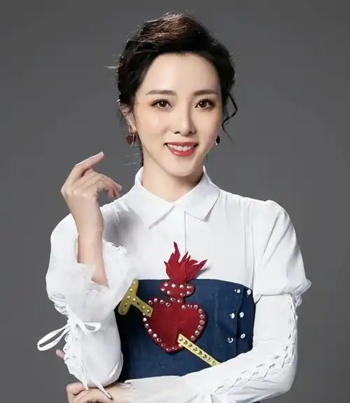 央视李思思素颜健身,身体被折成90度下巴变形,嫁大学初恋好幸福_腾讯