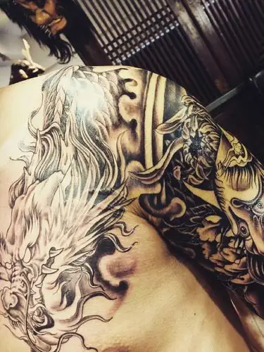 超级有魅力的半甲邪龙纹身图案